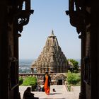 Chittorgarh: Durchblick auf einen Hindutempel