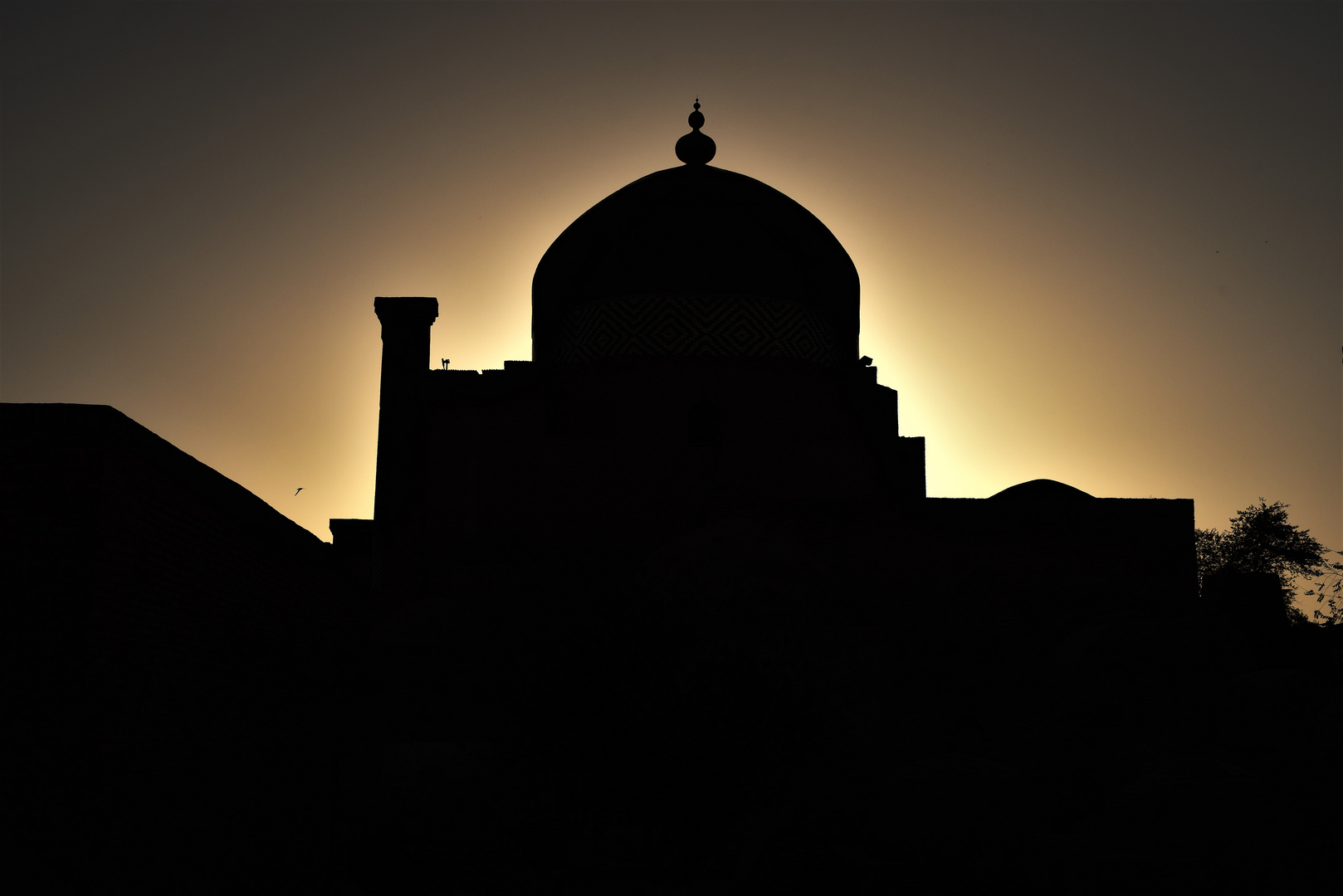 Chiwa - Umrisse des Pahlavon-Maxmud-Mausoleum bei Sonnenuntergang