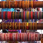 Choix de bracelets fantaisie au marché central de Nouméa