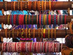 Choix de bracelets fantaisie au marché central de Nouméa