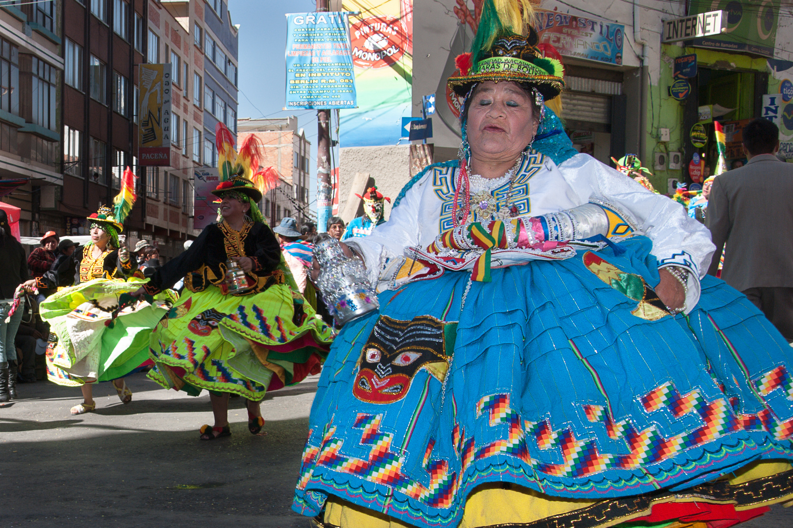 Cholita bailando, Gran Poder, La Paz, Bolivia