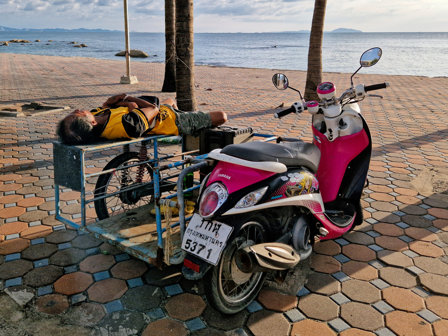 Chonburi - Zeit für ein Nickerchen auf dem Beiwagen