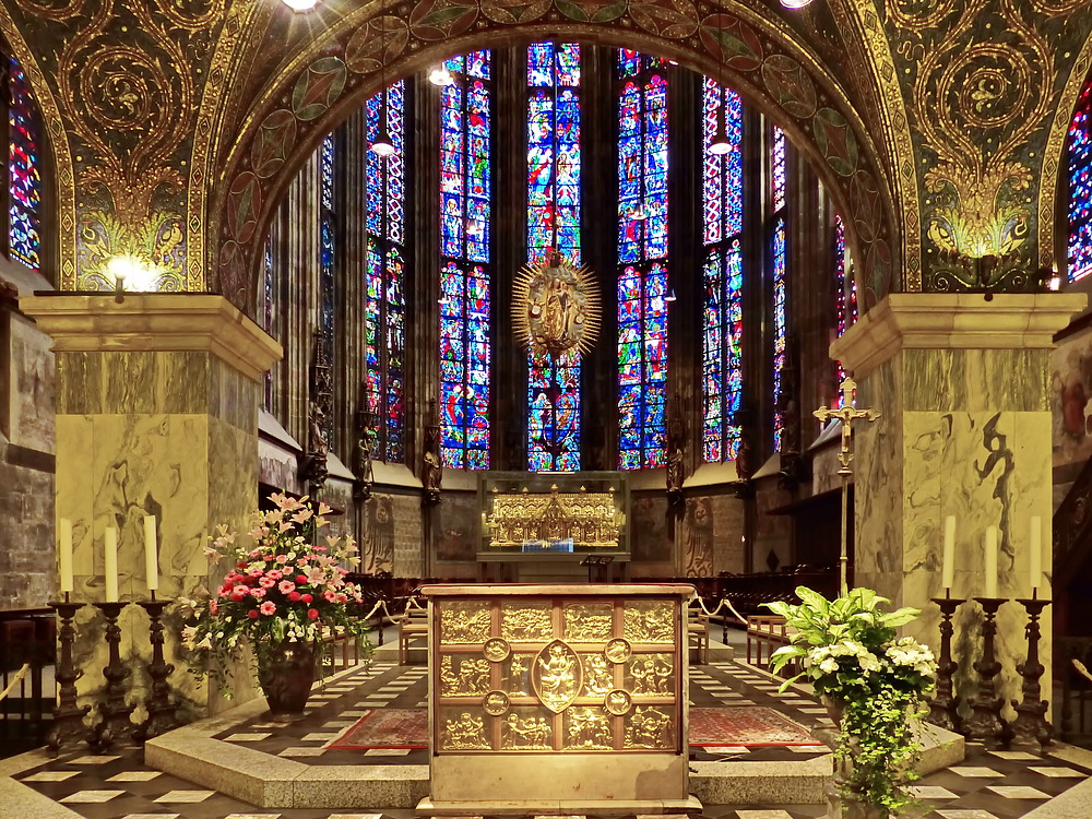 Chorhalle im Aachener Dom mit Hauptaltar