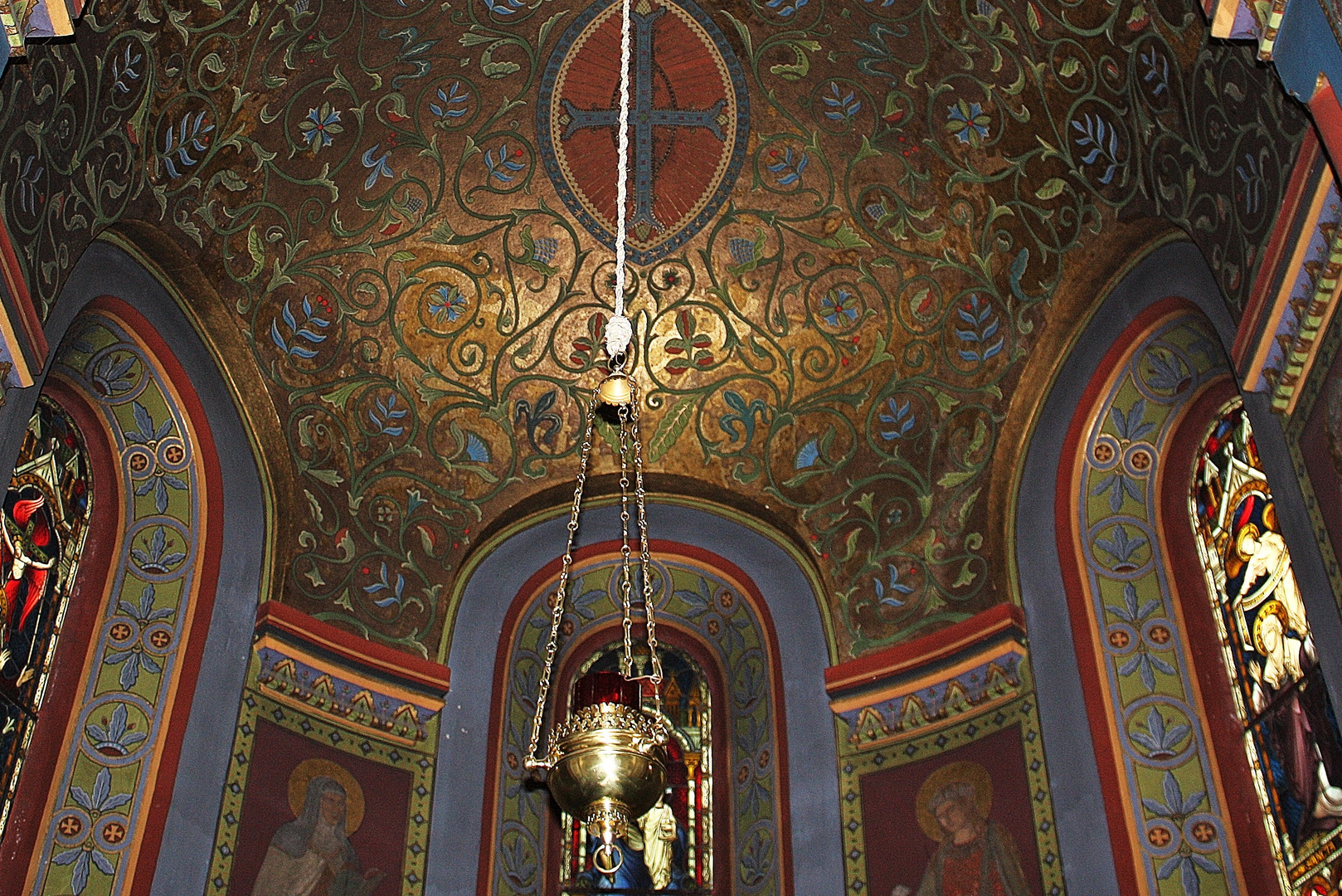 Chorraum in der Schloßkapelle in Räckelwitz nach Beuroner Stil