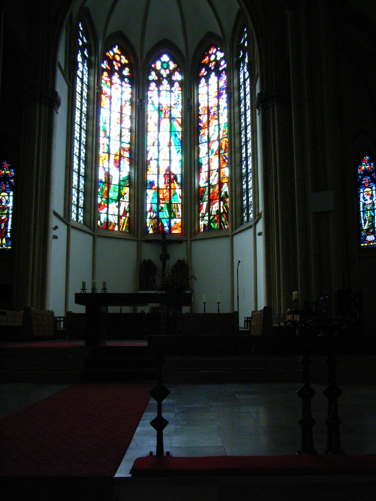 Chorraum mit Fenstern der kath. Kirche St. Peter in Duisburg-Marxloh