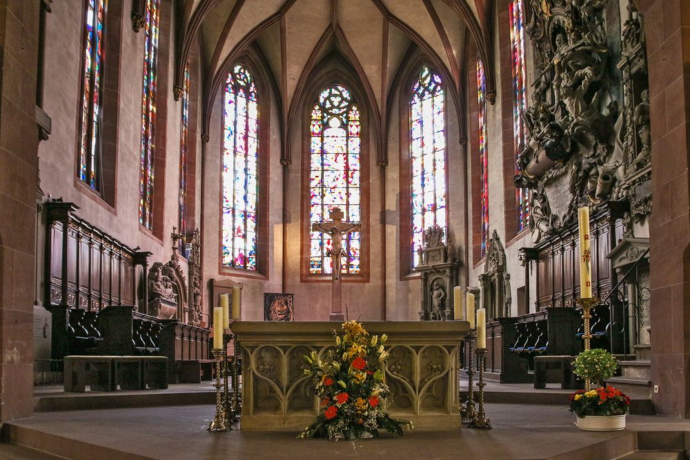 Chorraum und Volksaltar der Stiftskirche in Baden-Baden