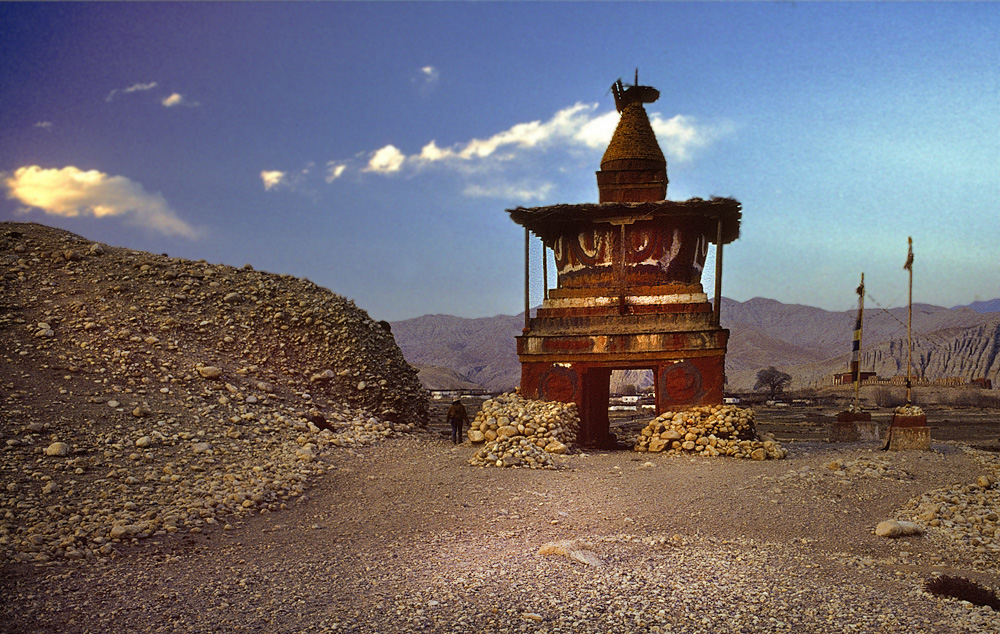 Chorten before Tsarang