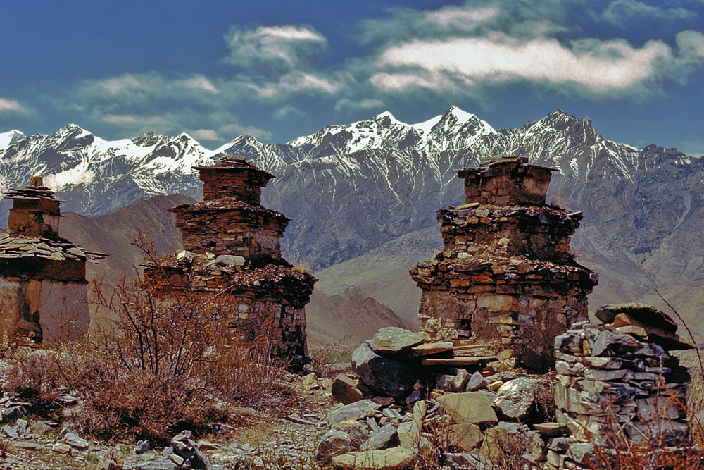 Chorten on the track to Muktinath