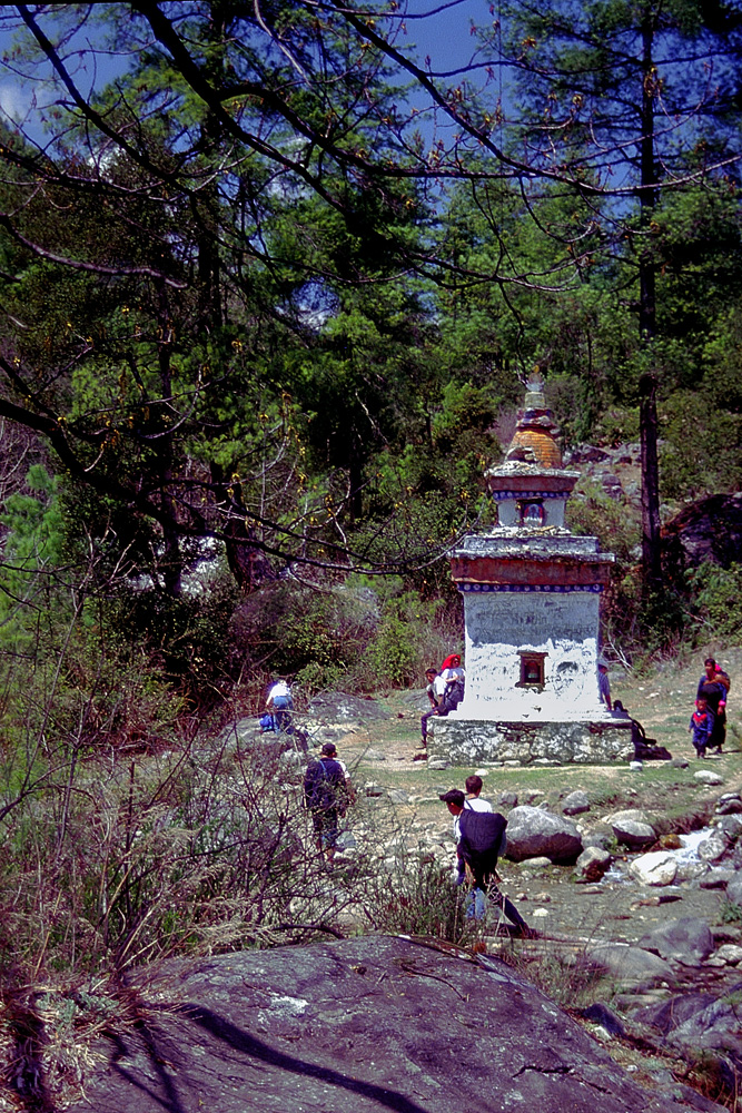 Chorten on the way to the Jomolhari base camp