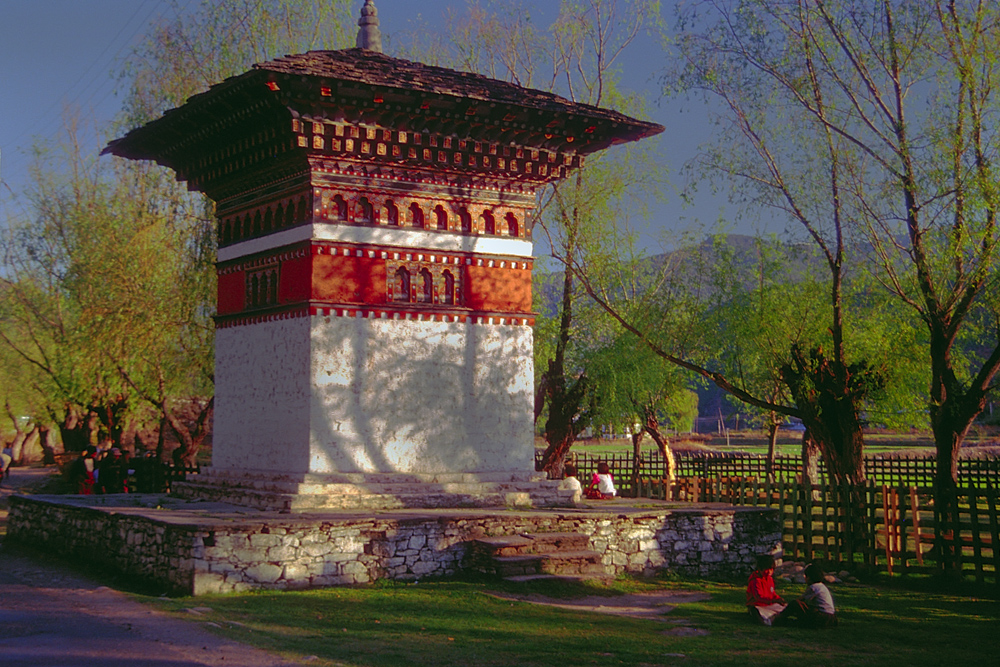 Chorten on the way to the Paro dzong