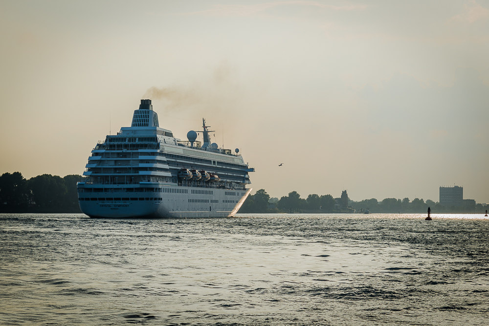 "Christal Symphony" leaves Hamburg