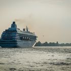 "Christal Symphony" leaves Hamburg