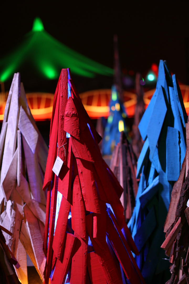 Christbäume bunt auf Winter - Tollwood 2014 -