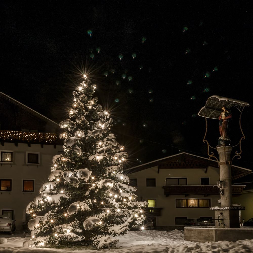 Christbaum im Dorf ...