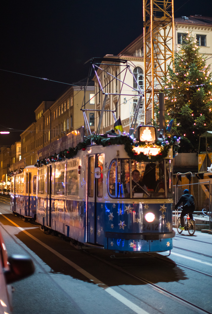 Christbaum mit Christkindl-Tram