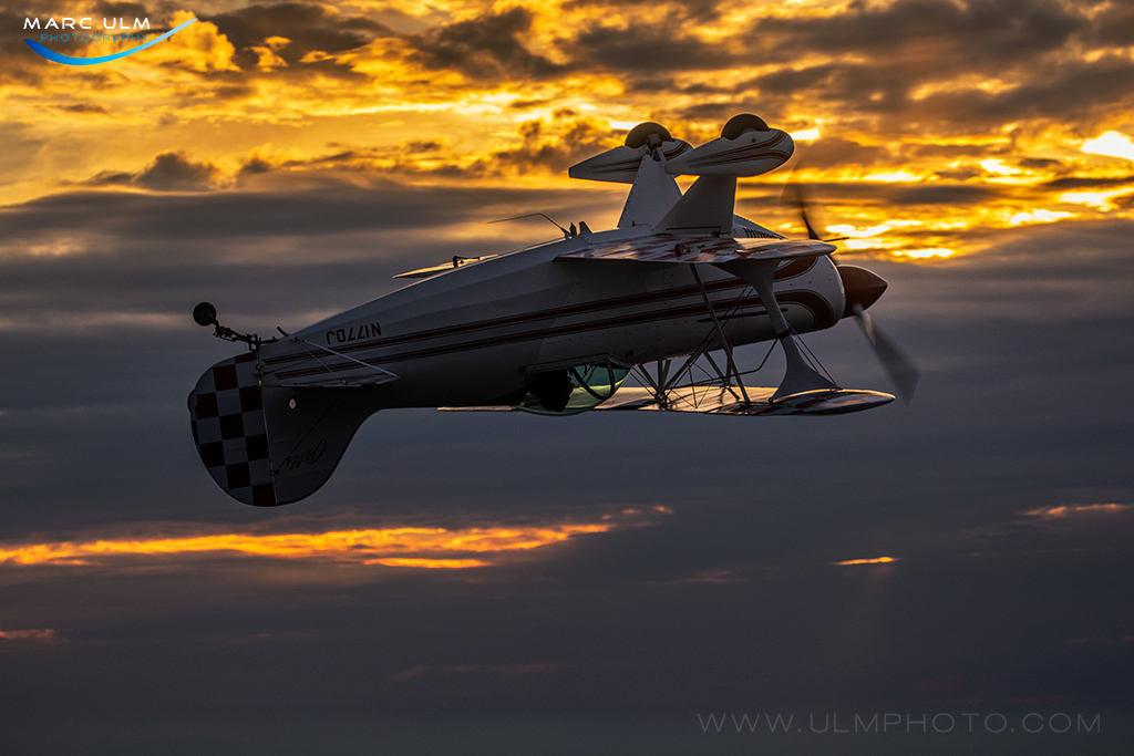 Christen Eagle INVERTED air to air beim Sonnenuntergang