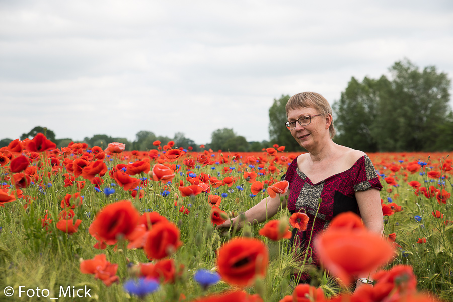 Christiane im Mohnfeld 1