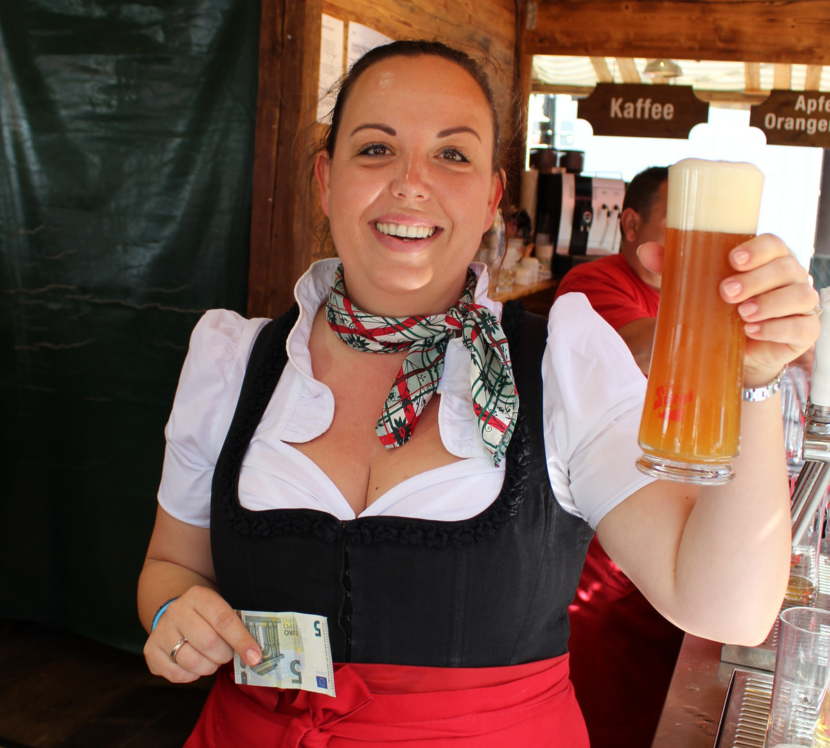 Christiane im prallen Dirndl