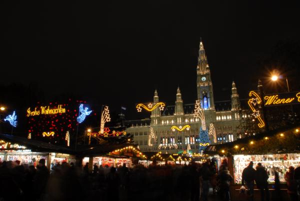 Christkindlmarkt am Rathausplatz bei Nacht