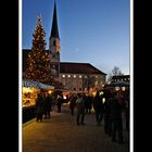 Christkindlmarkt mit Stiftskirche