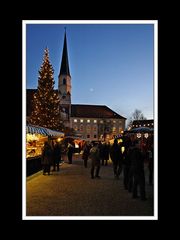 Christkindlmarkt mit Stiftskirche