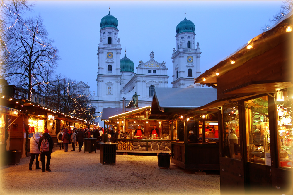 Christkindlmarkt vor dem Stephansdom in Passau