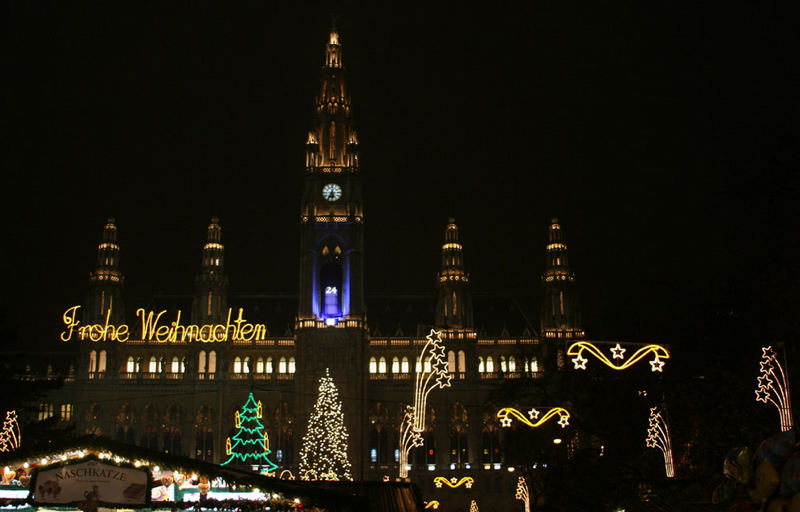 Christkindlmarkt vorm Wiener Rathaus bei Nacht