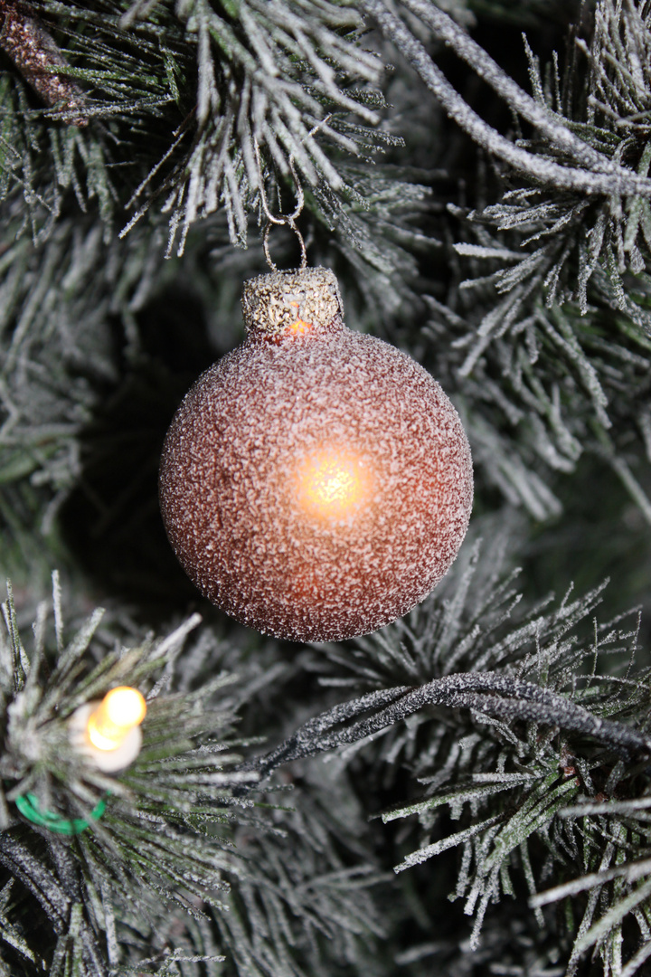 Christkugel am Weihnachtsbaum