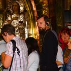 christlich orthodoxer Priester mit osteuropäischer Gruppe auf Golgatha in der Grabeskirche