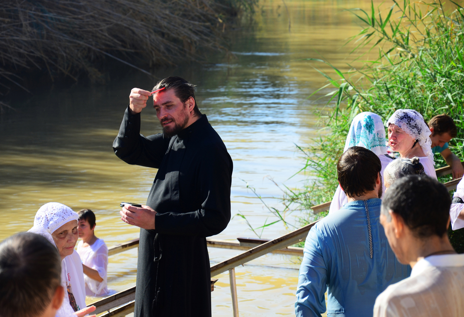 christlich orthodoxer Priester nach Taufritual an der Taufstelle Jesu am Jordan