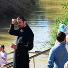christlich orthodoxer Priester nach Taufritual an der Taufstelle Jesu am Jordan