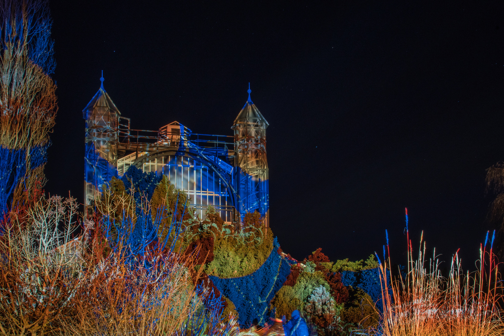 Christmas Garden Berlin, altes Gewächshaus in verschiedenen Farben