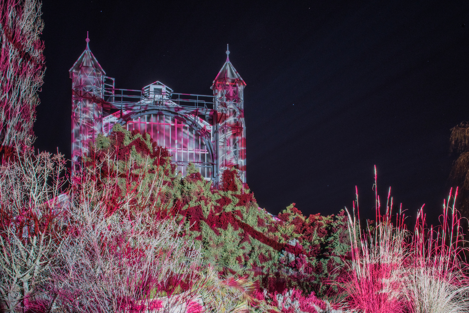 Christmas Garden Berlin, altes Gewächshaus in verschiedenen Farben