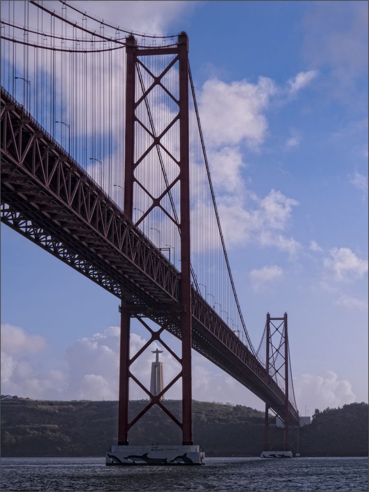 Christo Rei unter der Brücke