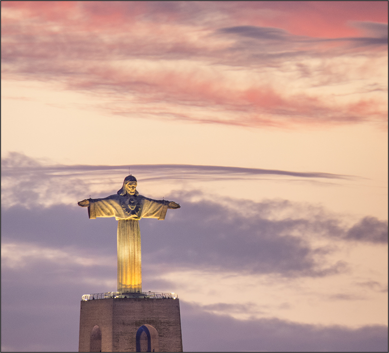 Christo Rei vor himmlisch leuchtendem Abendhimmel