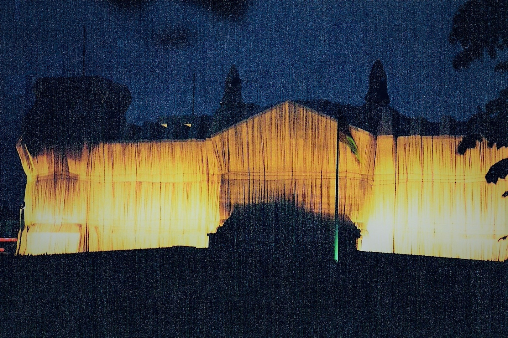 Christo, Verhüllter Reichstag, Nachtaufnahme, 1995