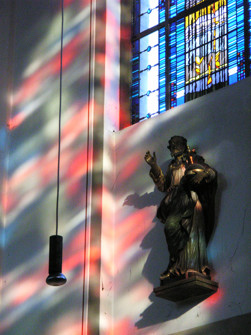 Christus -Salvator- Statue unter Senfkornfenster, Abteikirche Duisburg-Hamborn