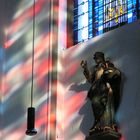 Christus -Salvator- Statue unter Senfkornfenster, Abteikirche Duisburg-Hamborn