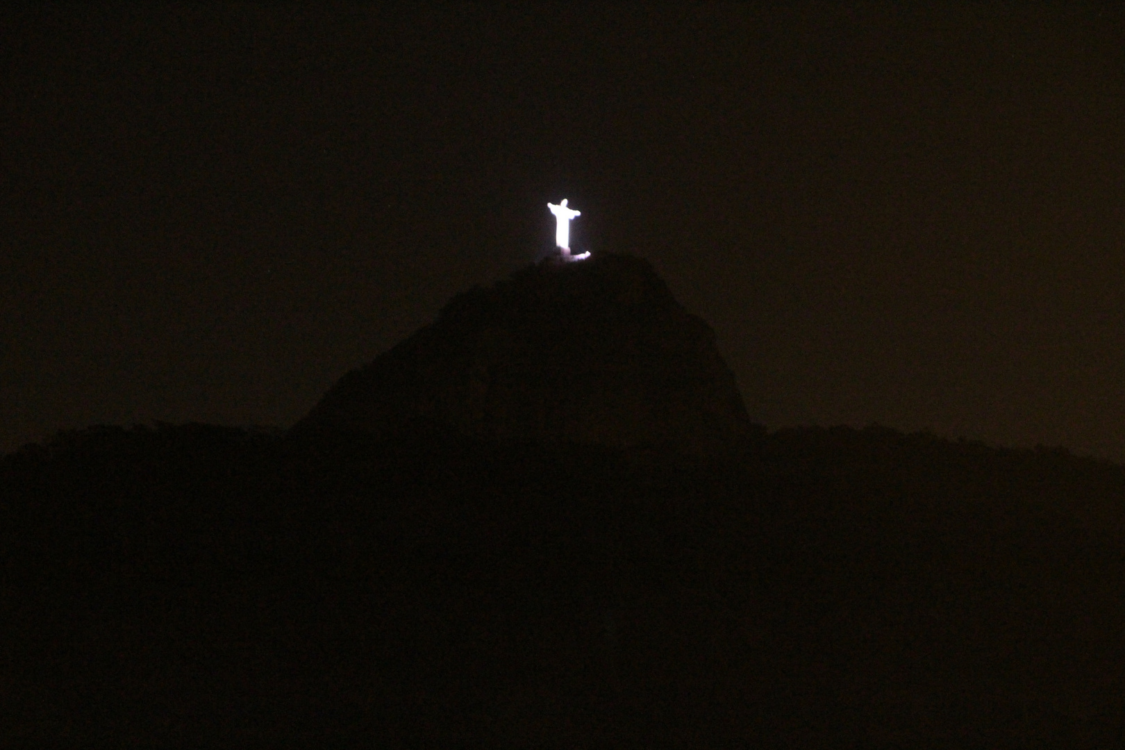 Christus Statue bei Nacht