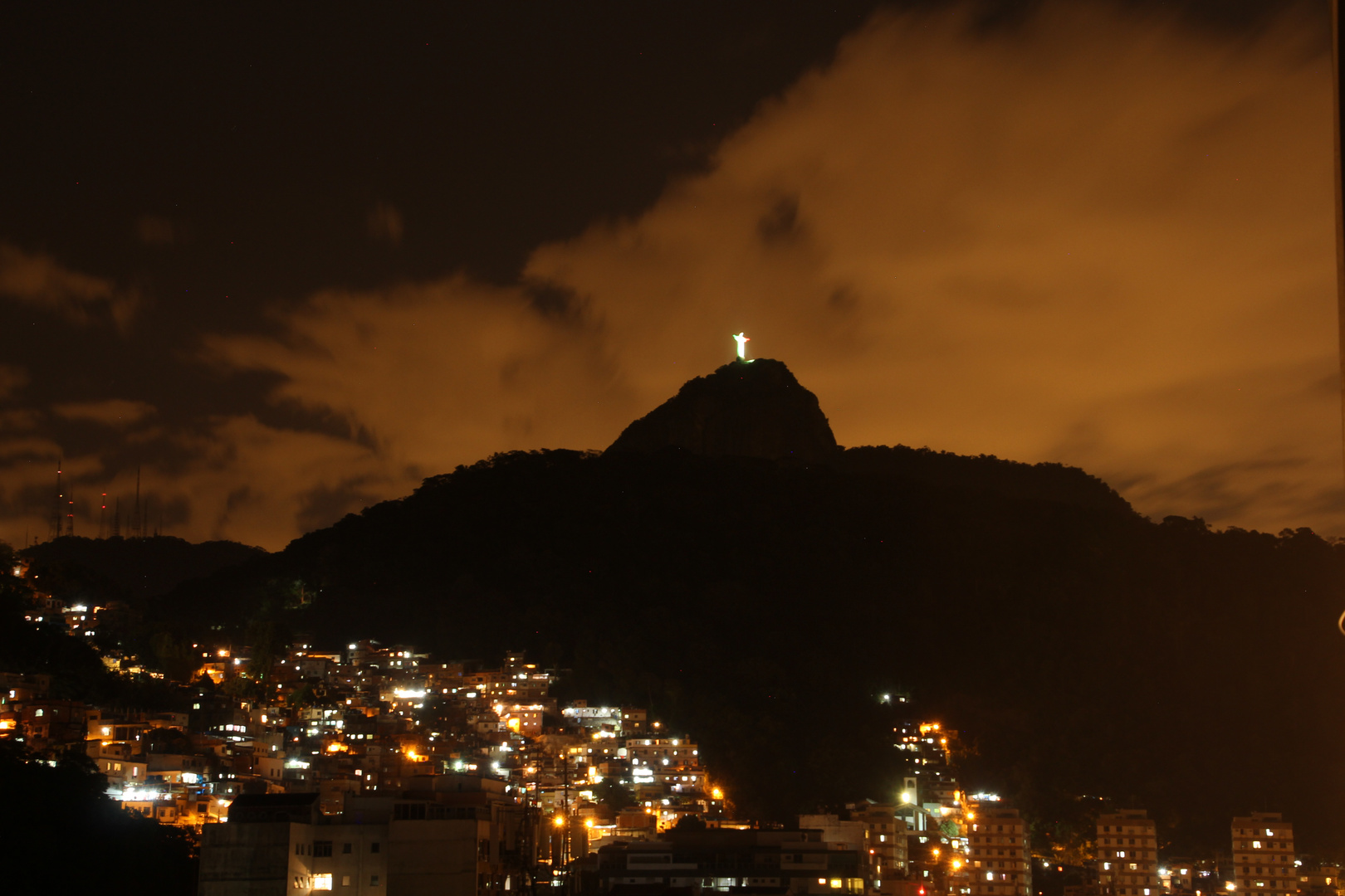 Christus Statue bei Nacht