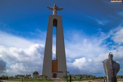 Christus Statue mit Maria Statue in Almada