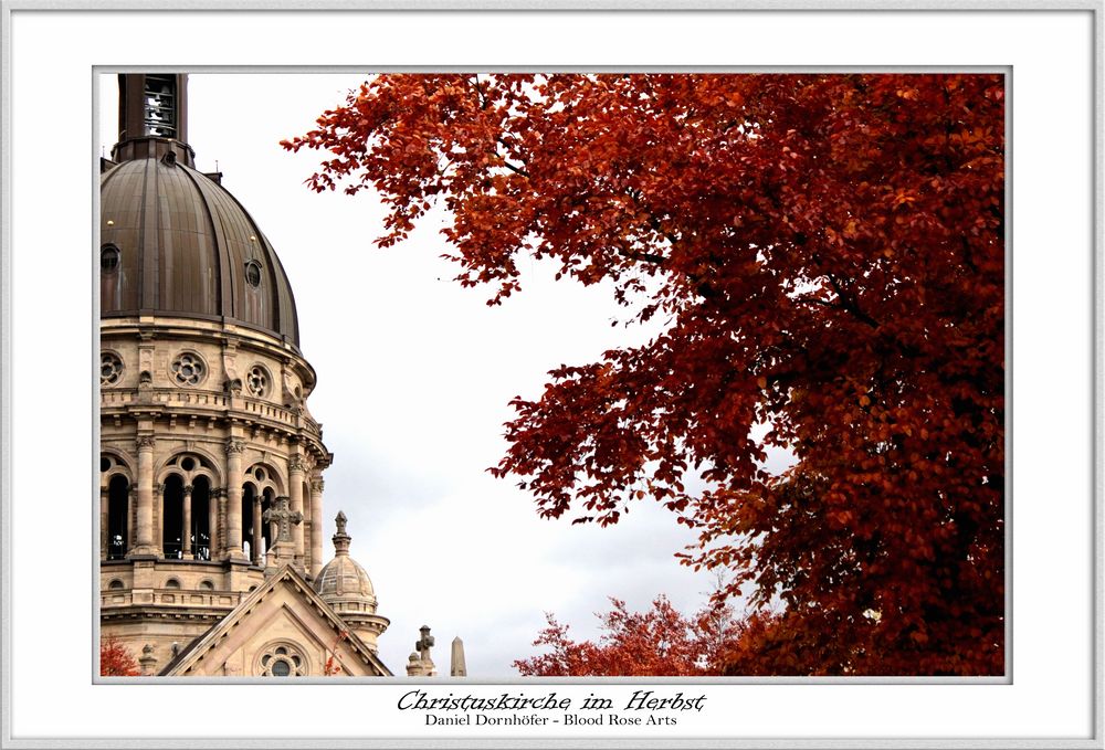 Christuskirche im Herbst