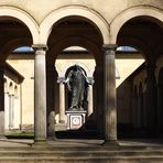 Christusstatue im Atrium der Friedenskirche