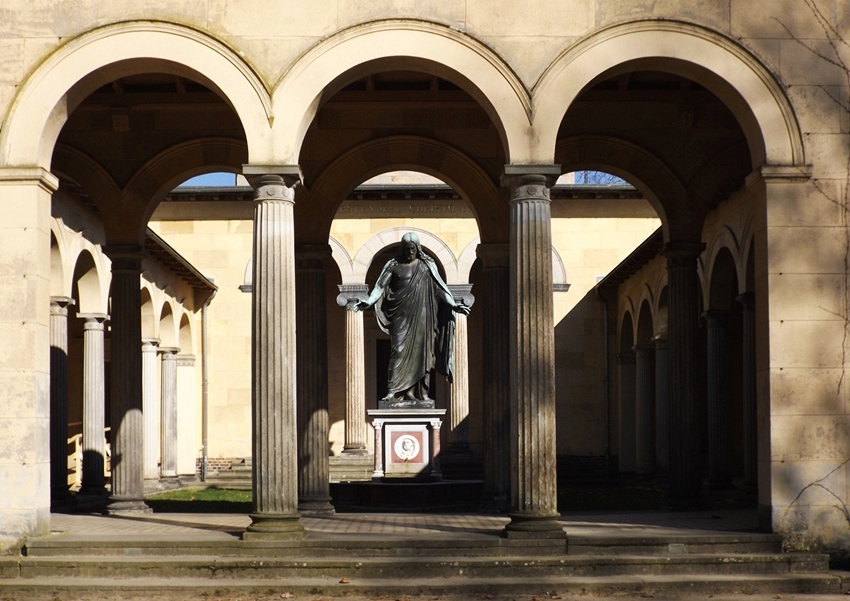 Christusstatue im Atrium der Friedenskirche