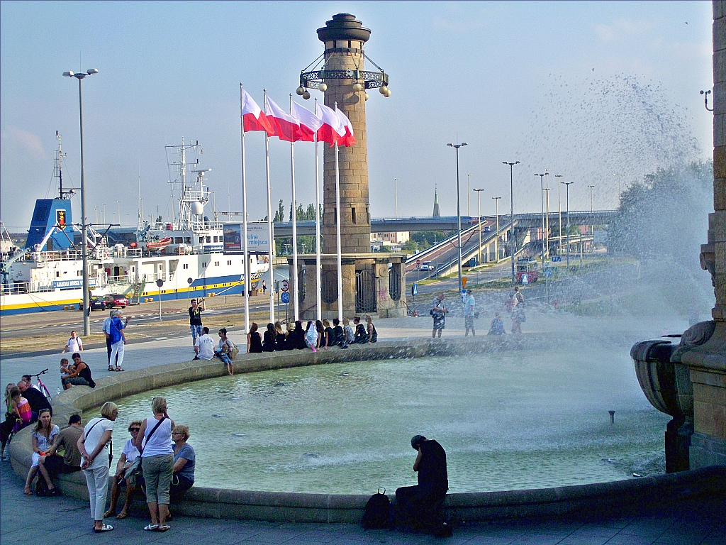 Chrobry Embankment with fountain