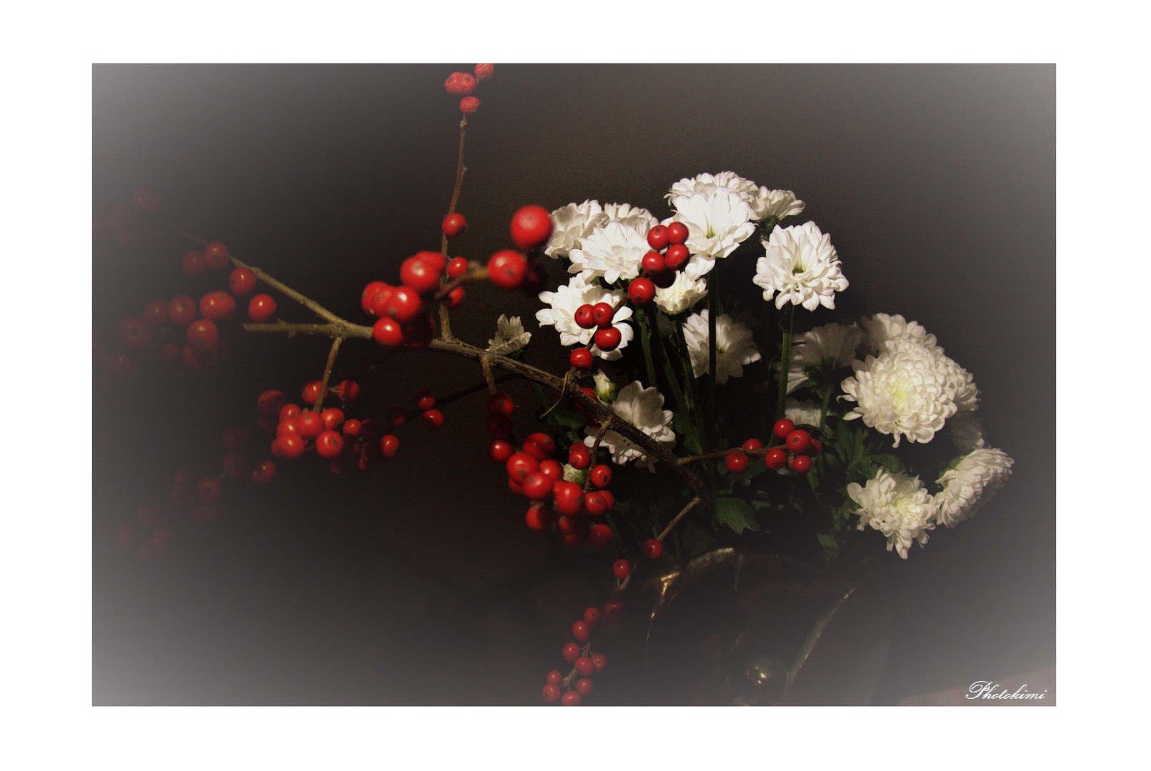 Chrysanthemen und Beeren der Stachelpalme