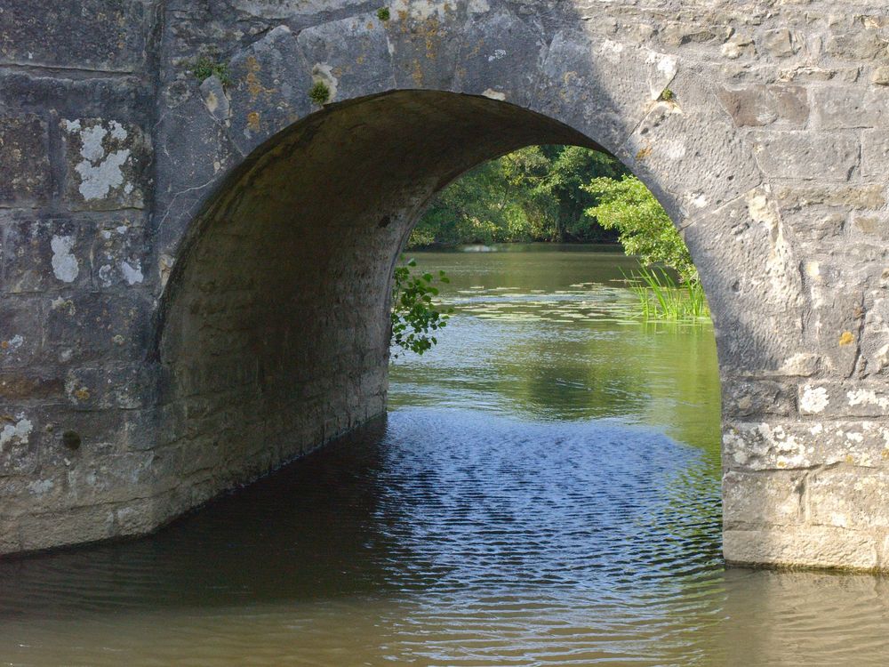 Châtain, une des arches du pont romain sur la Charente photo et image