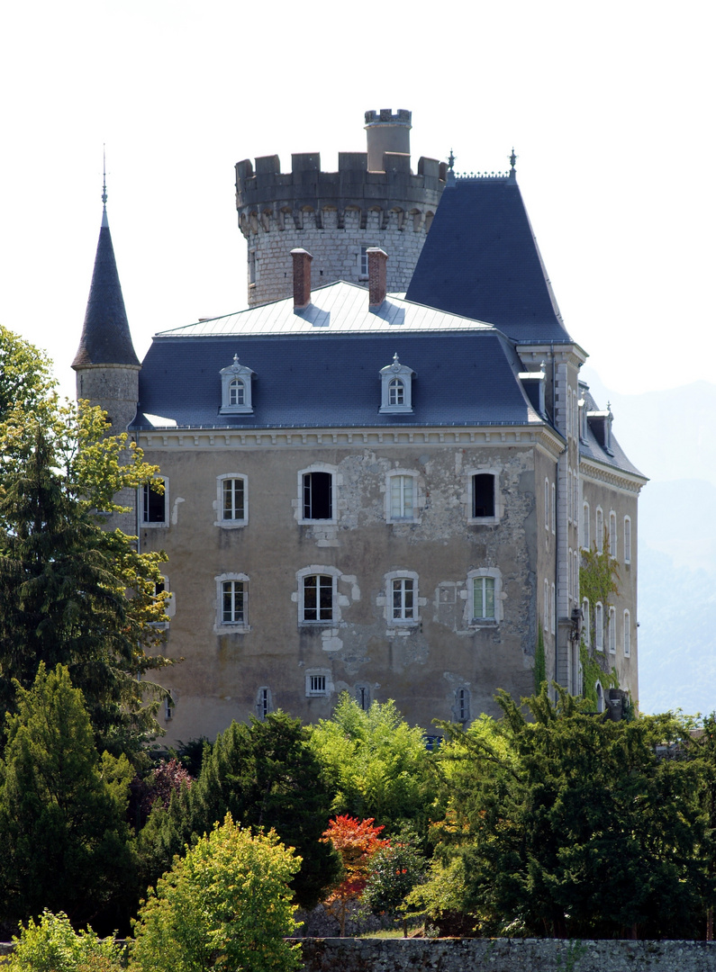 Château au bord du lac d'Annecy