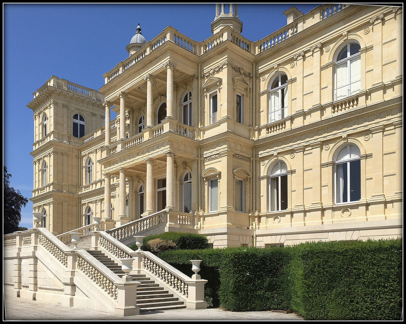 CHÂTEAU - de - FERRIERES en BRIE - 2 - 