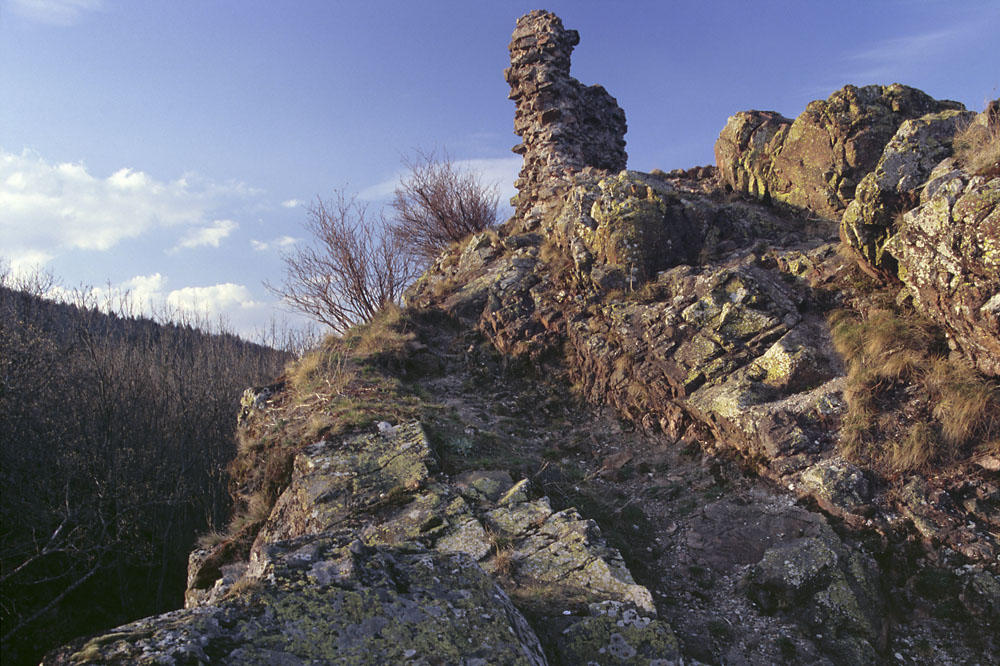 Château de Herrenfluh, Zugang zum Plateau der Oberburg mit zahnartigem Mauerrest